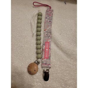 pacifier clips for baby Lot Of 2 Pink Parents Choice Green Rubber Beed Wood Clip